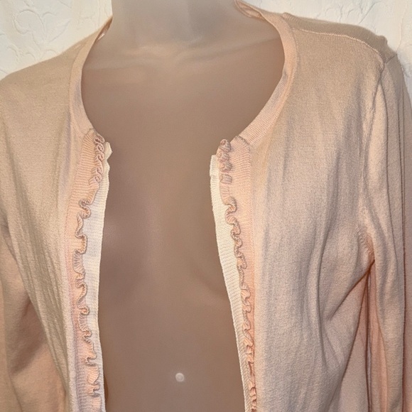 LOFT Light Baby Pink Ruffle Cardigan w White trim Size XS 100% cotton 3/4 sleeve - Picture 2 of 6
